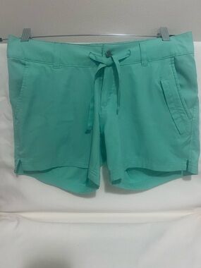 Magellan Outdoors mint green zip Athletic Short zipper pockets sz small